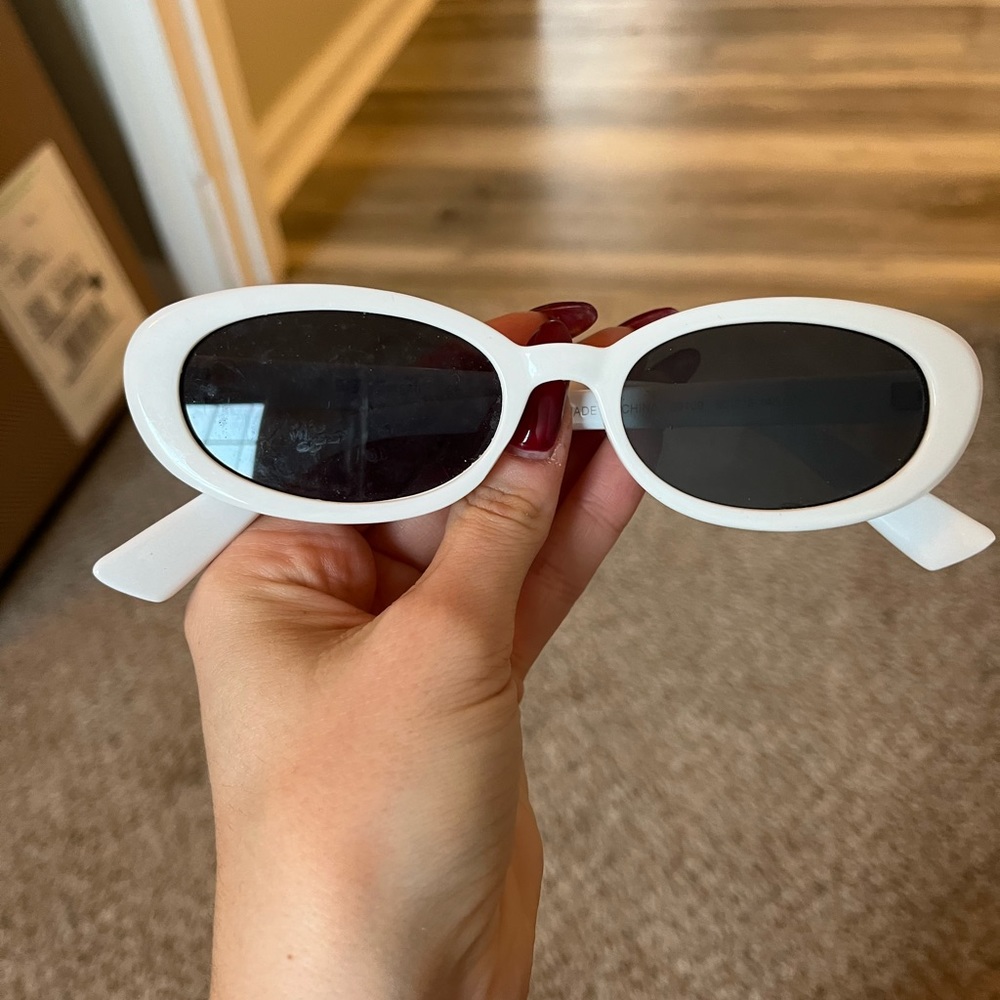 🐝 White oval frame sunglasses with black lenses 🐝